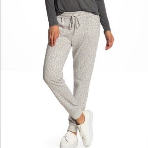 Leopard print joggers !